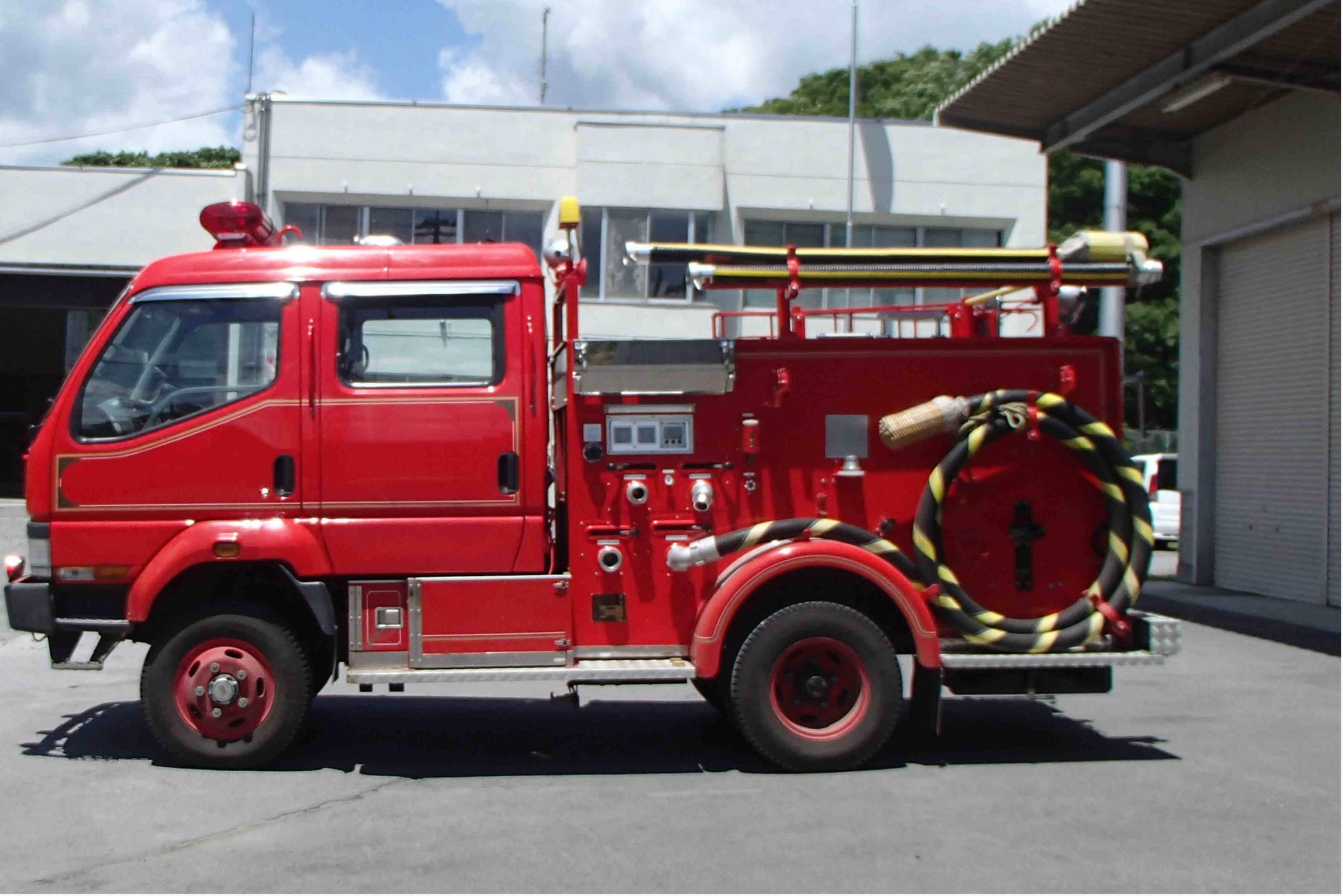 消防ポンプ車１　三菱キャンター　可搬ポンプ付き